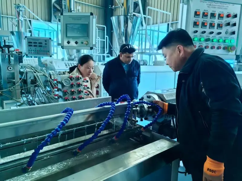 Stroj z gumijastimi namakalnimi cevmi deluje na kraju samem za stranko iz Indije