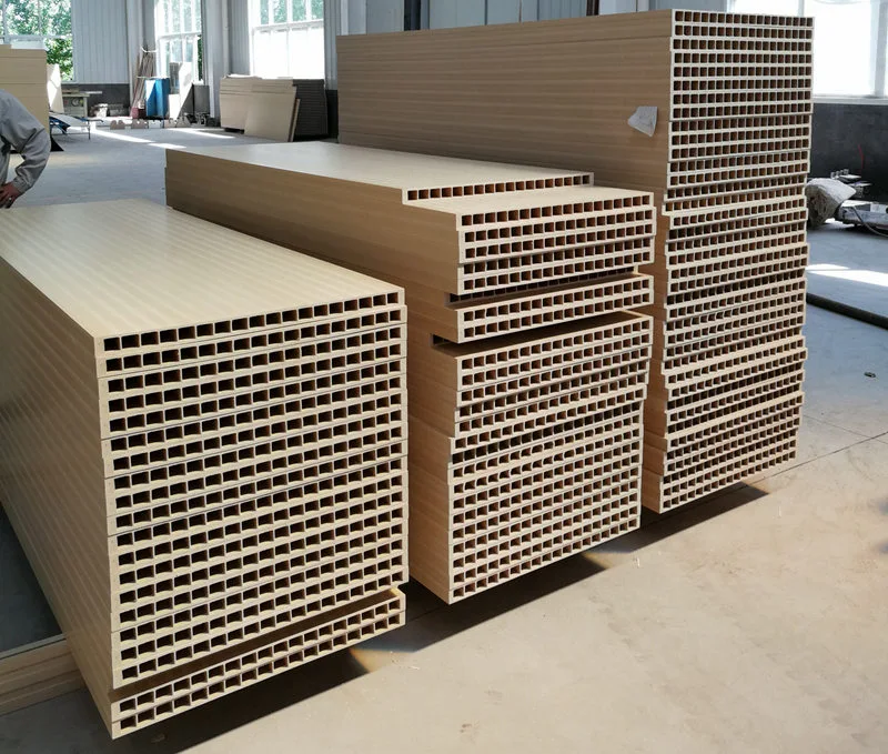 Kateri plastični materiali so primerni za izdelavo WPC vrat?