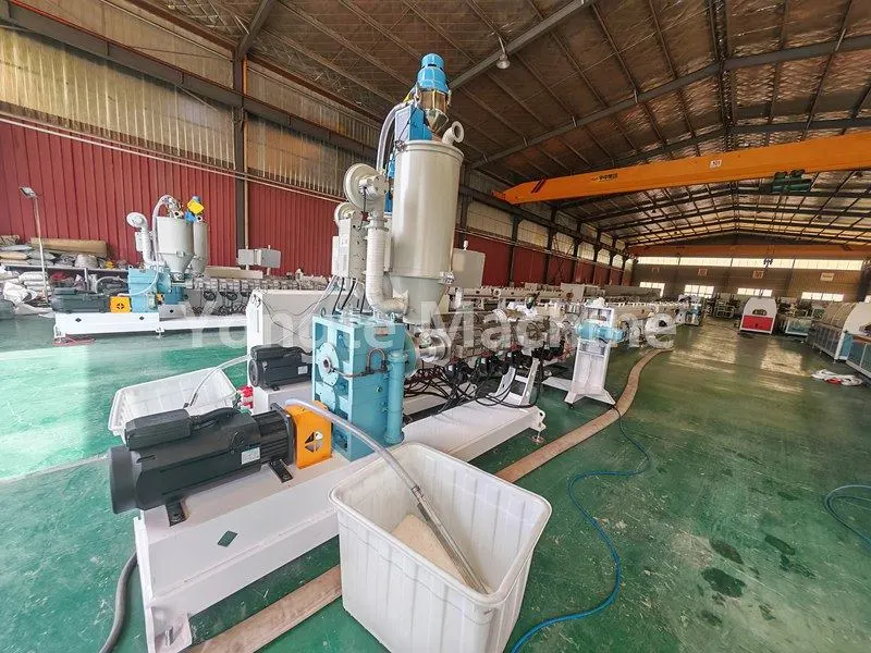 Linija za ekstrudiranje troslojnih cevi Yongte 16-63 mm PPR za alžirske stranke je uspešno zaključila zagon in prevzem