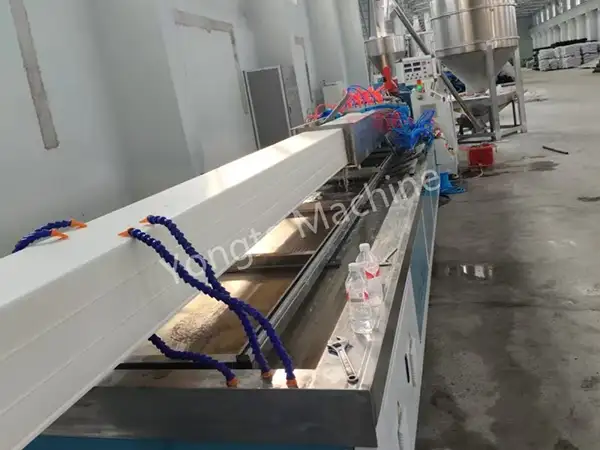 Kitajski stroj za izdelavo profilov za dežne žlebove PVC