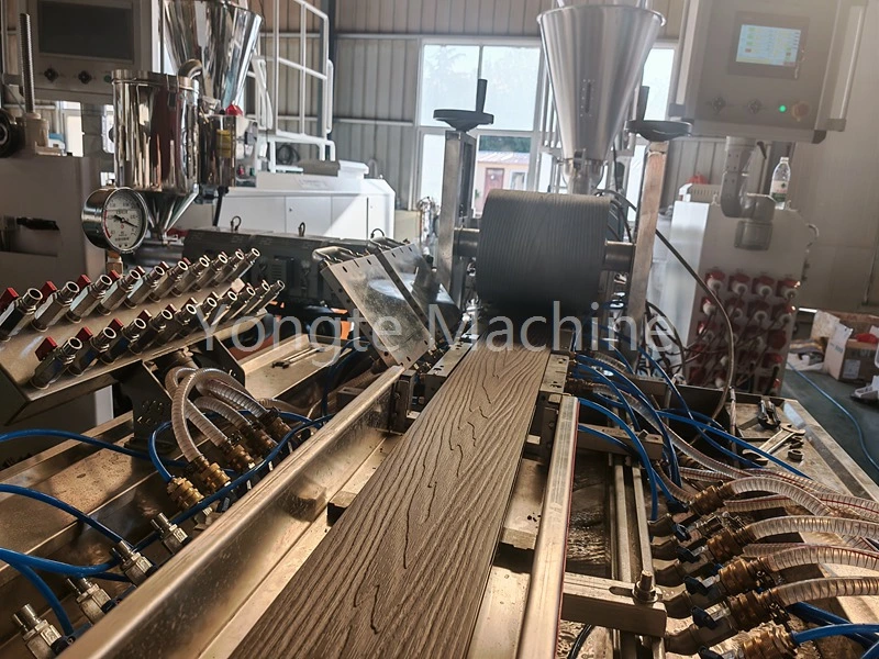 Strojno spremenite plastične odpadke v WPC profil