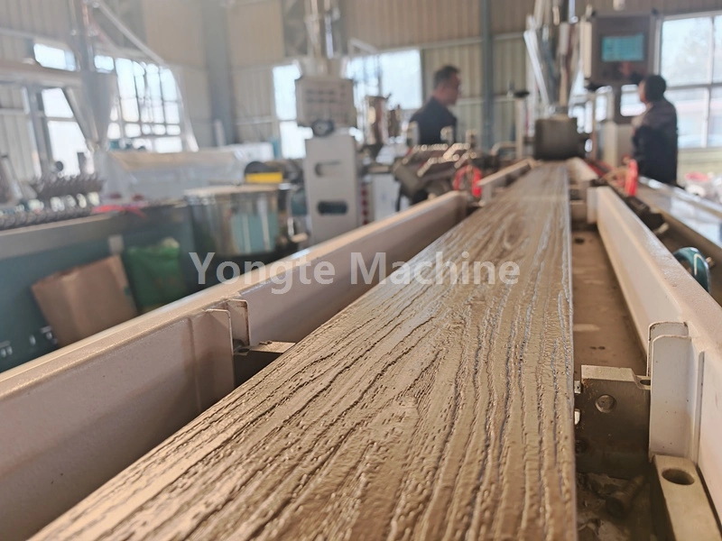 Stroj za sestavljanje plastike in odpadnega tekstila