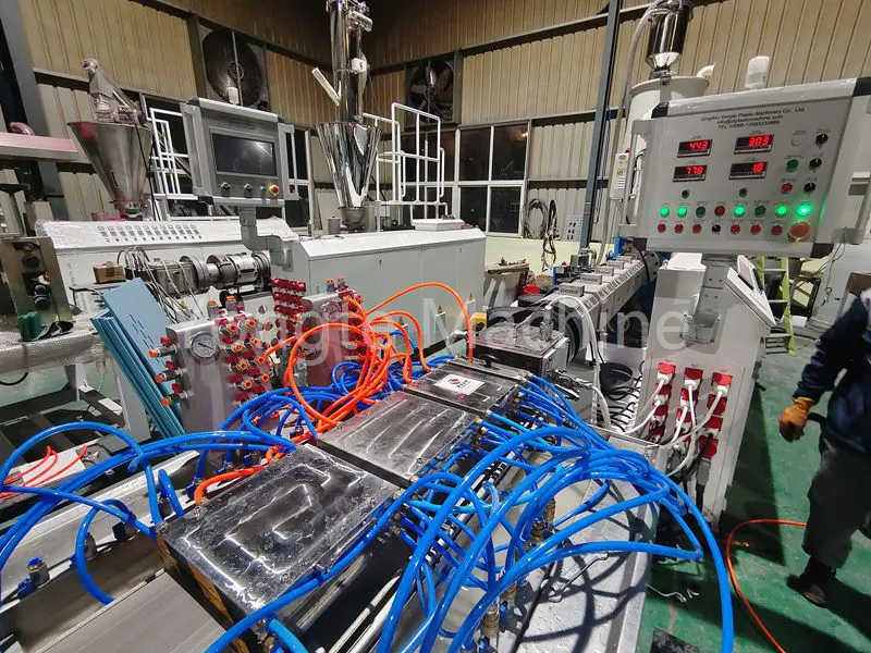 Linija za iztiskanje plastičnega lesa