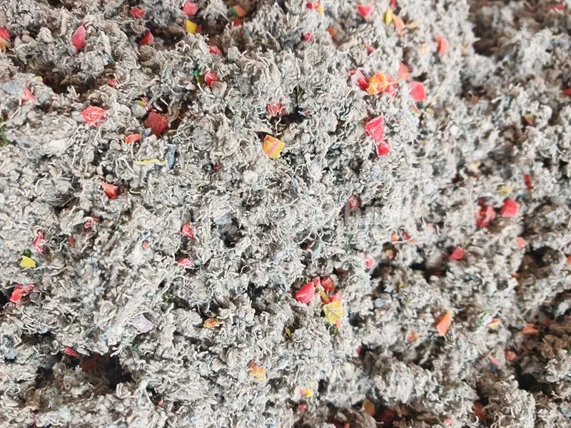 Stroj za recikliranje odpadnih oblačil in plastike