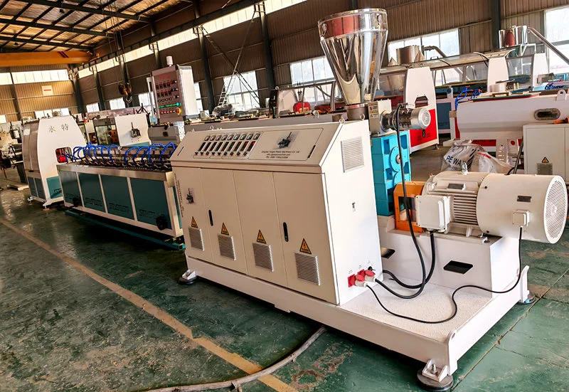 Stroj za izdelavo gumijastih cevi