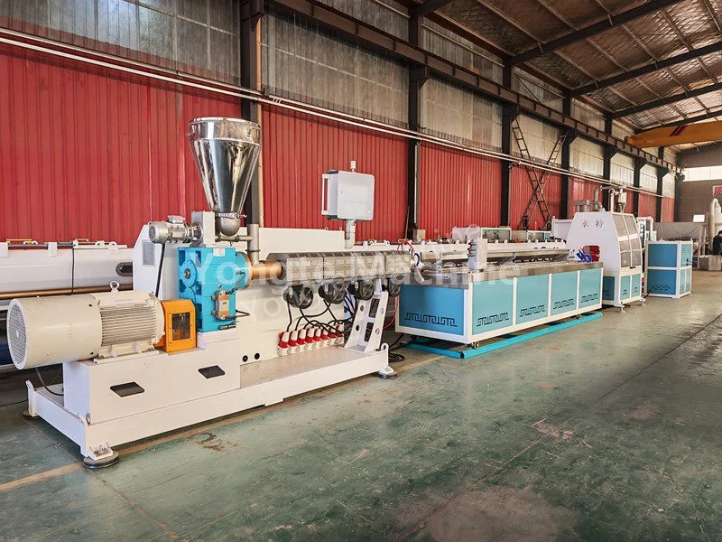 Stroj za izdelavo kapljične cevi za namakanje