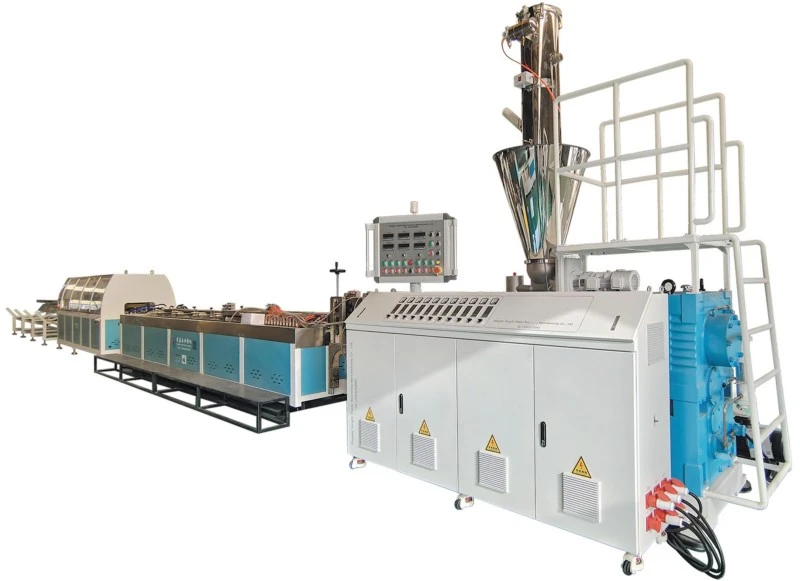 Stroj za lesno plastiko, ki uporablja 50-70 % lesnega prahu